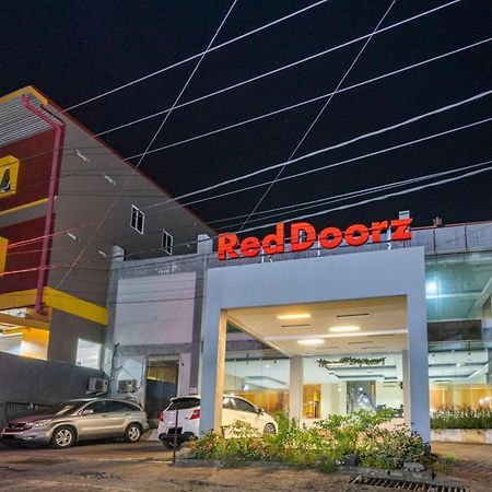 RedDoorz near Bahu Mall Manado Malalayang Esterno foto