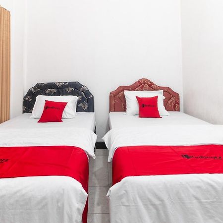 RedDoorz near Bahu Mall Manado Malalayang Esterno foto
