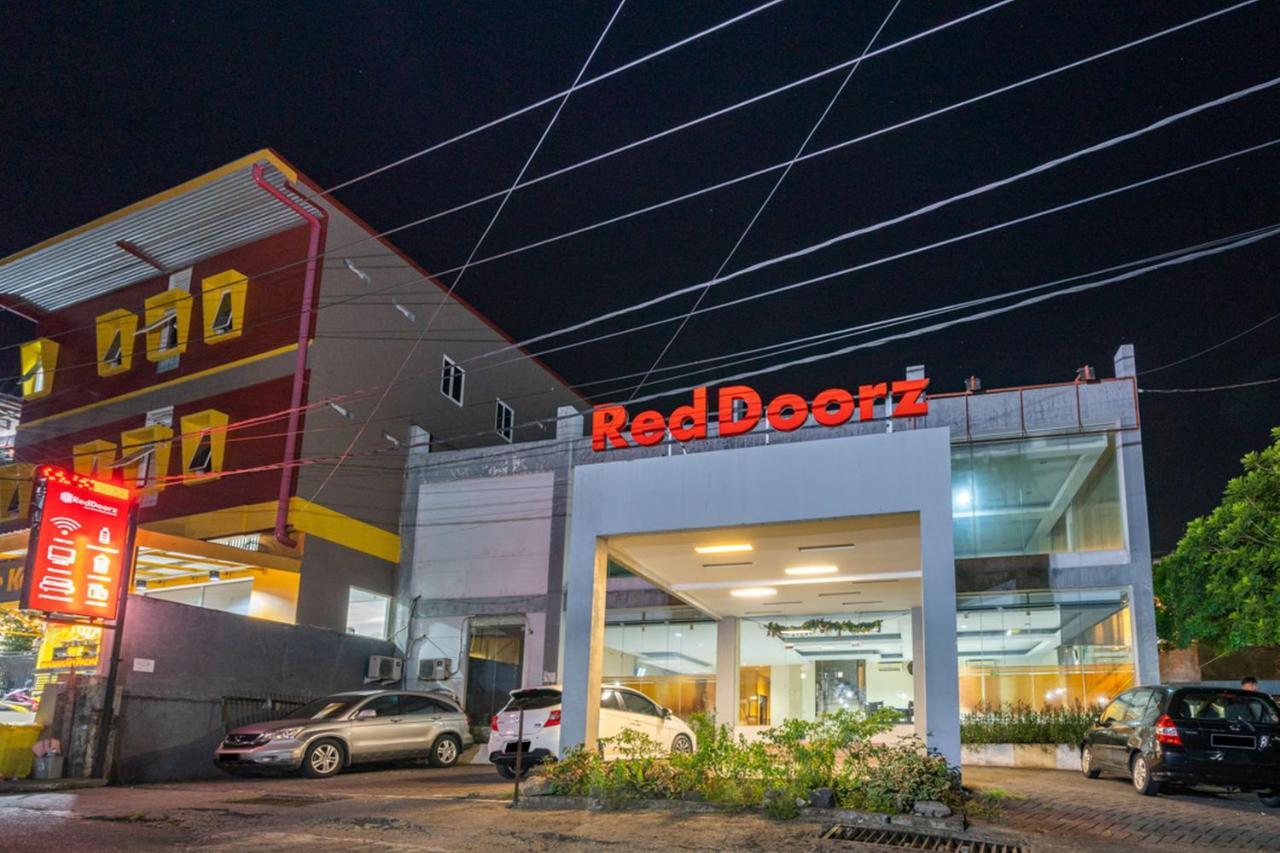 RedDoorz near Bahu Mall Manado Malalayang Esterno foto