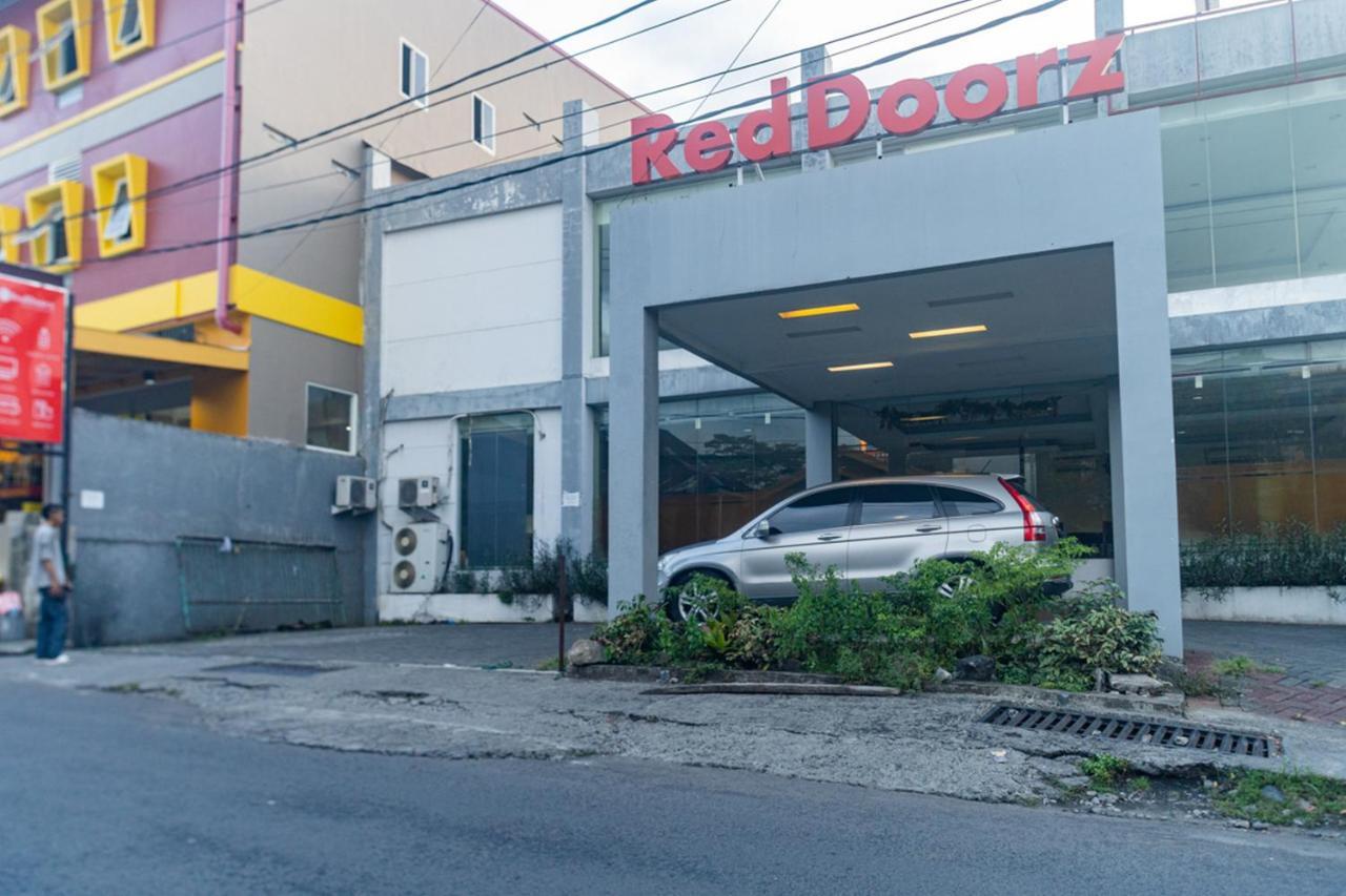 RedDoorz near Bahu Mall Manado Malalayang Esterno foto