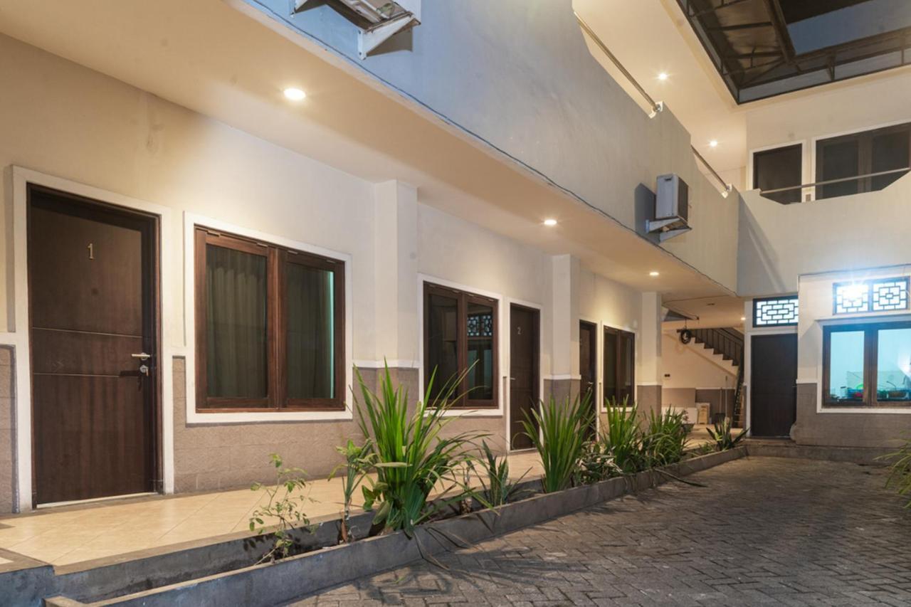 RedDoorz near Bahu Mall Manado Malalayang Esterno foto