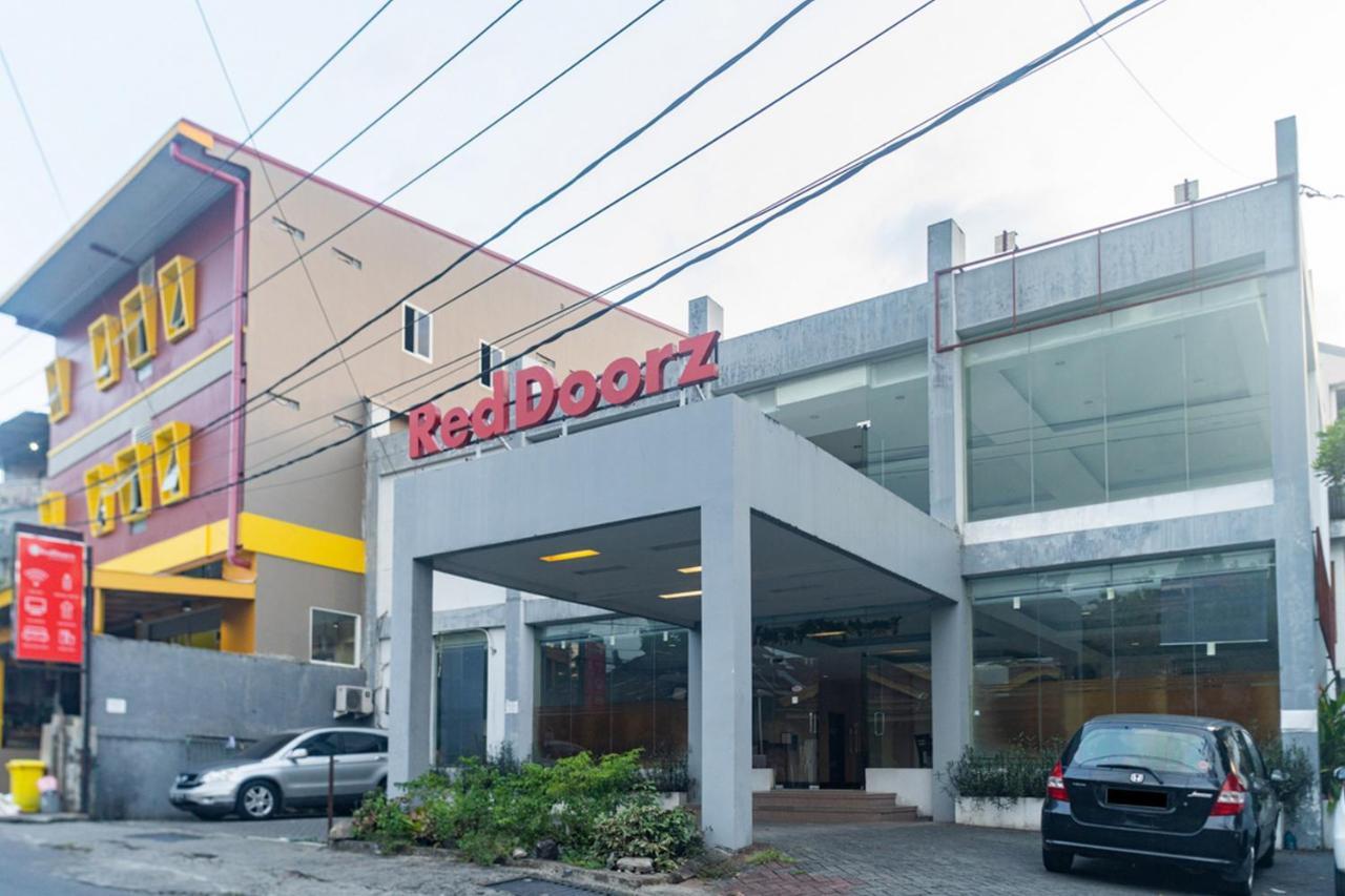 RedDoorz near Bahu Mall Manado Malalayang Esterno foto