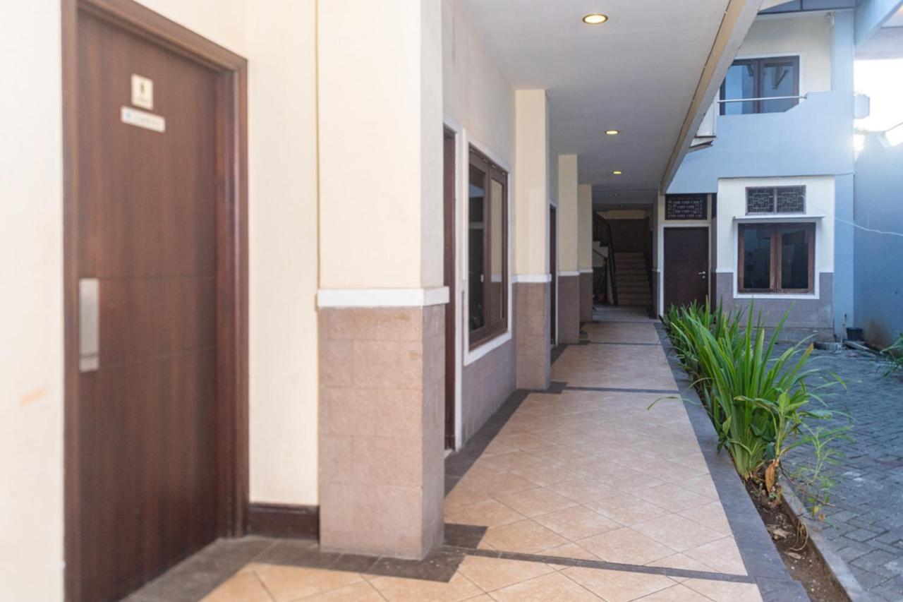 RedDoorz near Bahu Mall Manado Malalayang Esterno foto