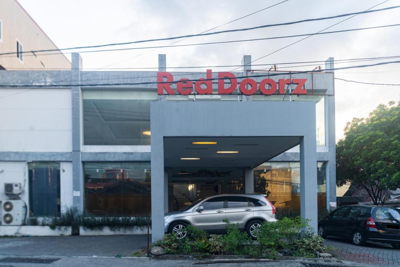 RedDoorz near Bahu Mall Manado Malalayang Esterno foto