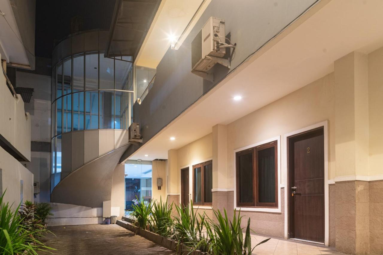 RedDoorz near Bahu Mall Manado Malalayang Esterno foto