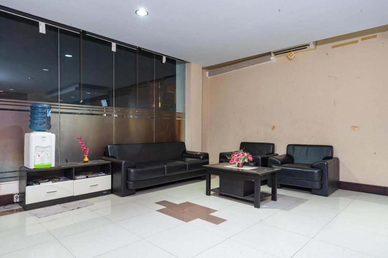 RedDoorz near Bahu Mall Manado Malalayang Esterno foto