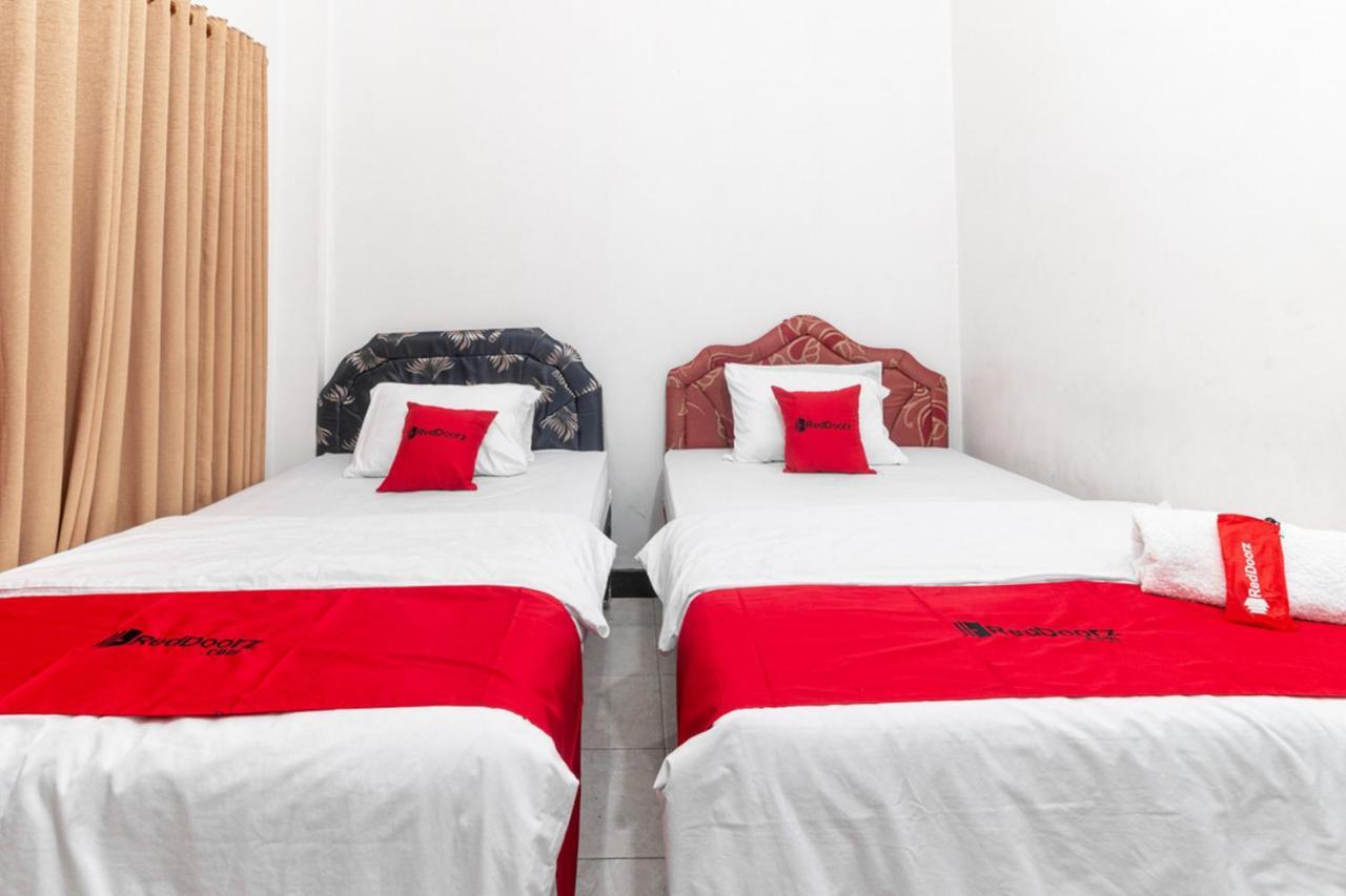 RedDoorz near Bahu Mall Manado Malalayang Esterno foto