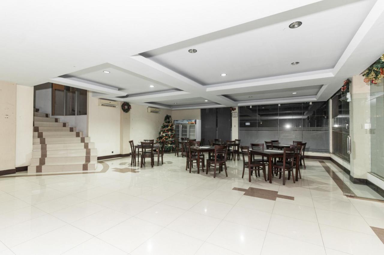 RedDoorz near Bahu Mall Manado Malalayang Esterno foto
