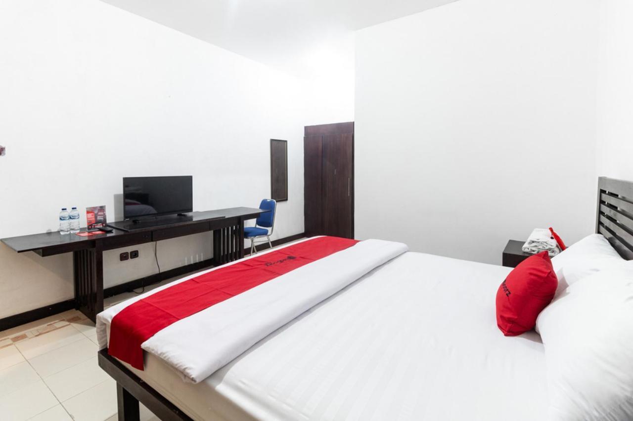 RedDoorz near Bahu Mall Manado Malalayang Esterno foto