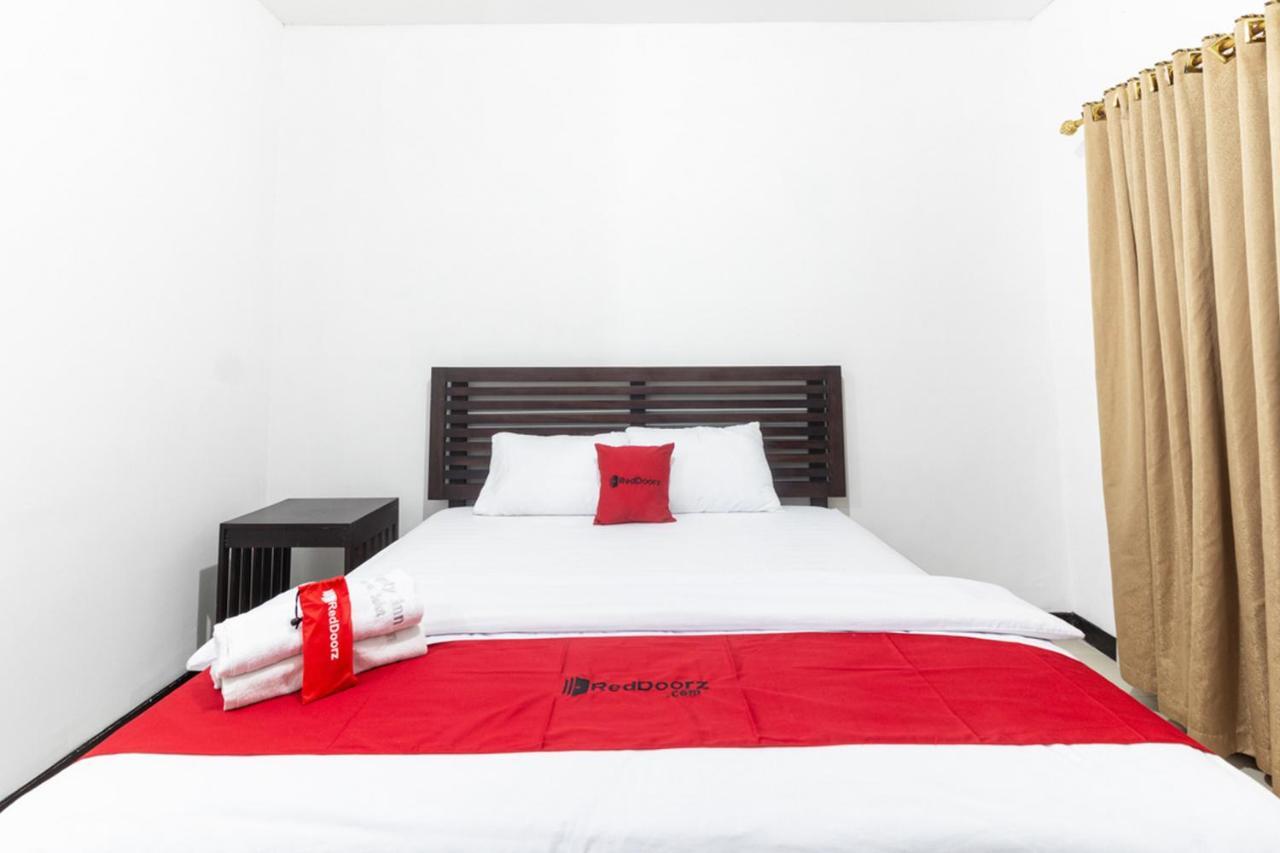 RedDoorz near Bahu Mall Manado Malalayang Esterno foto