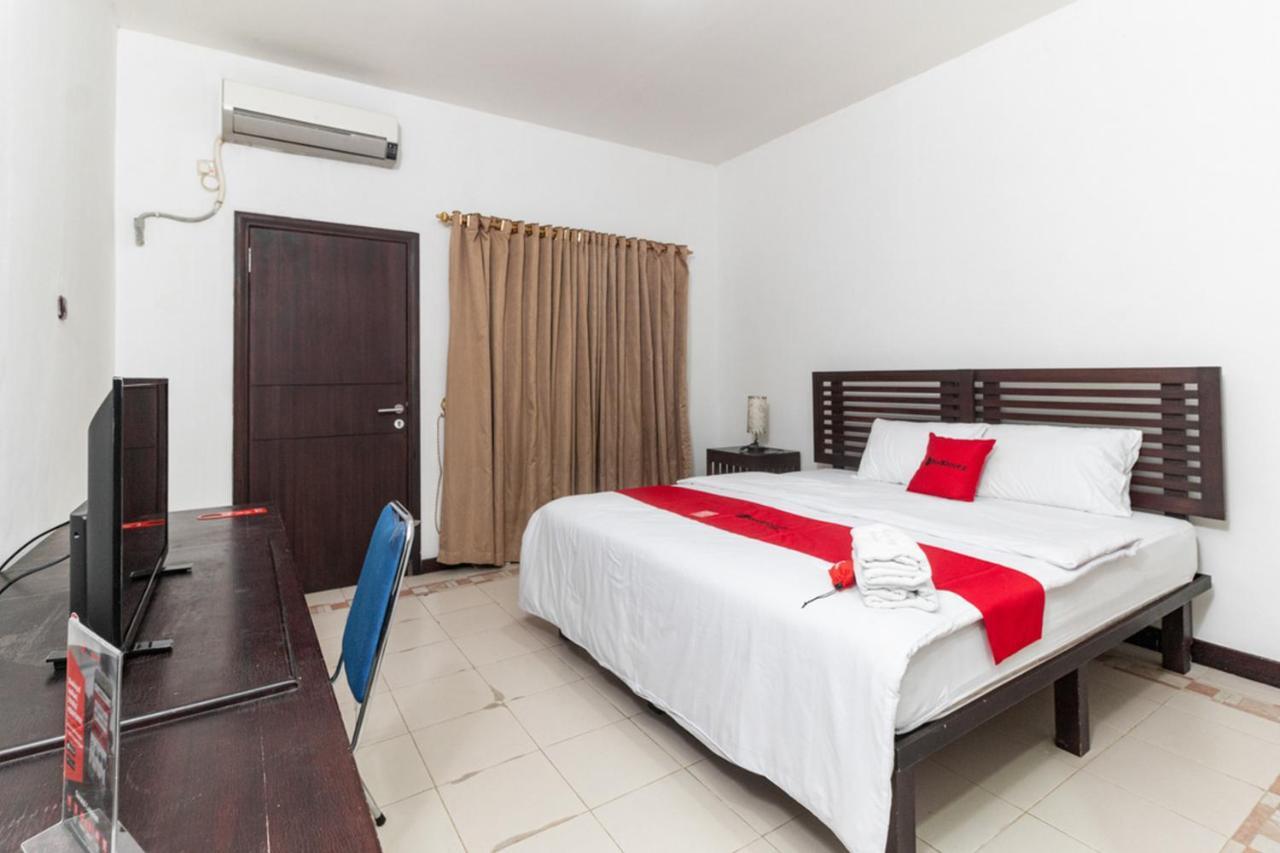 RedDoorz near Bahu Mall Manado Malalayang Esterno foto