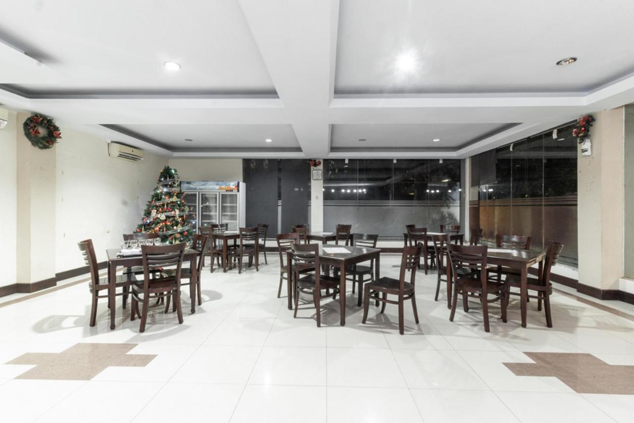 RedDoorz near Bahu Mall Manado Malalayang Esterno foto