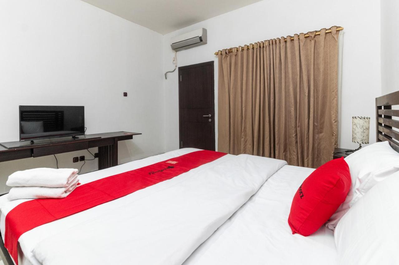 RedDoorz near Bahu Mall Manado Malalayang Esterno foto