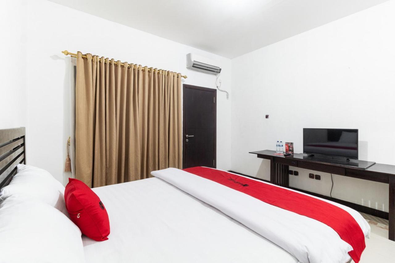 RedDoorz near Bahu Mall Manado Malalayang Esterno foto