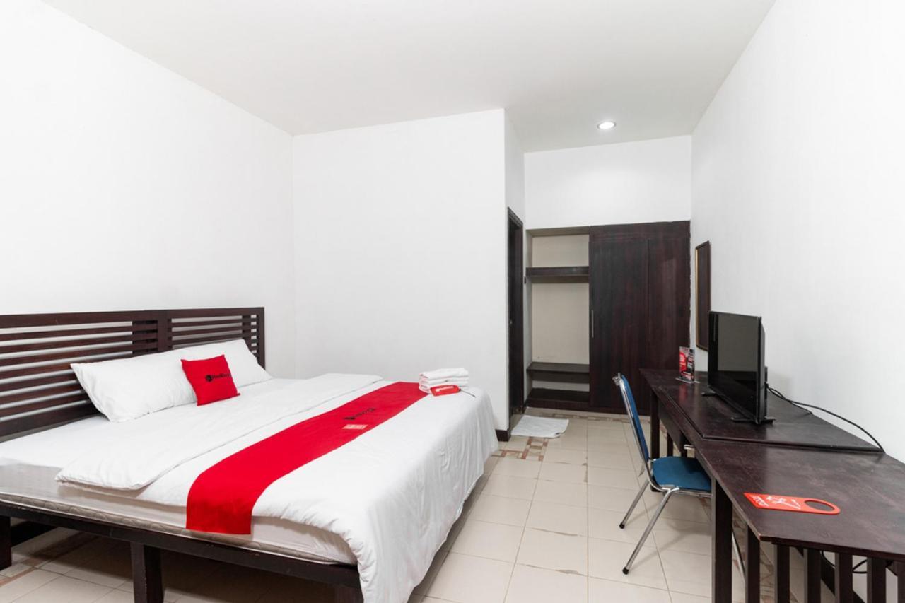 RedDoorz near Bahu Mall Manado Malalayang Esterno foto